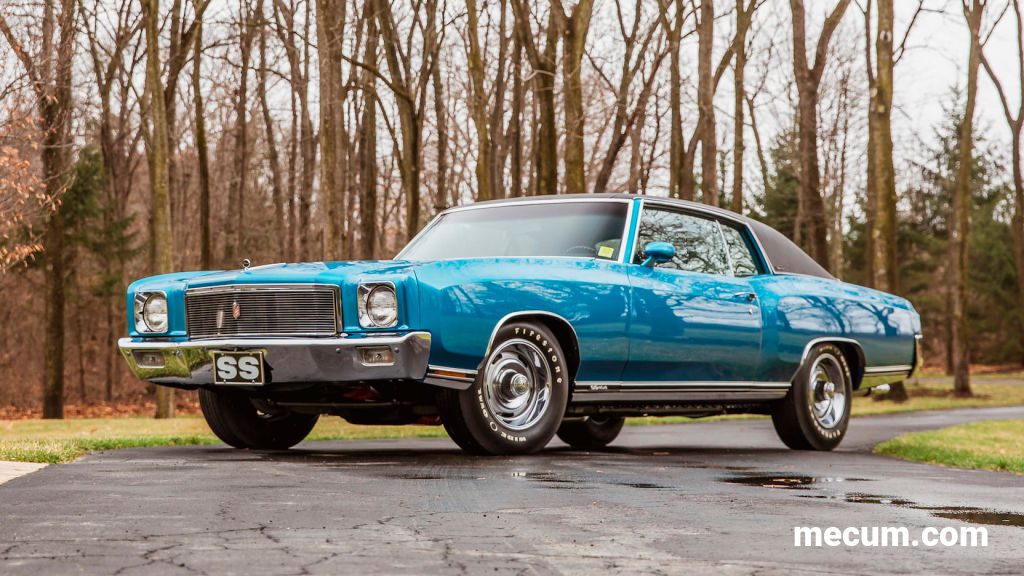 Photo of a 1971 Chevy Monte Carlo SS 454 in blue with a black vinyl top