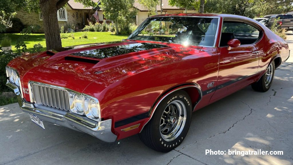 Photo of a red 1970 Oldsmobile 4-4-2 W30 455 American Muscle Car