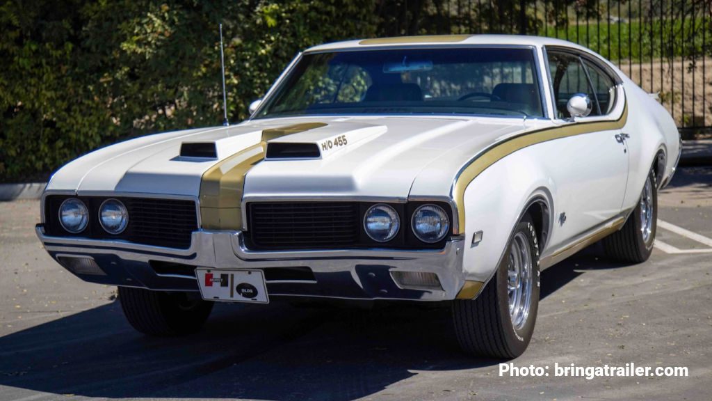 Photo of a White and Gold 1969 Hurst Olds 455  American Muscle Car